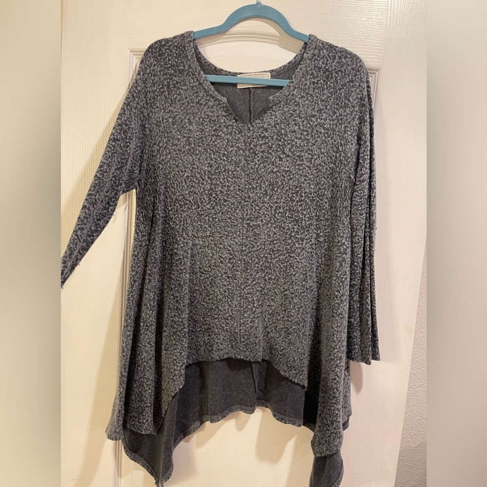 Sinuous gray blouse for women